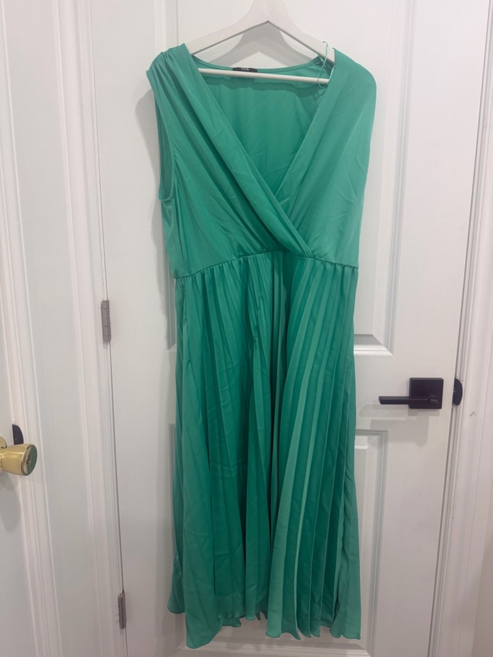 Sleeveless Green Pleated V-Neck Women's Dress